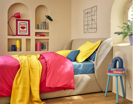 Lit coffre 160x200 cm sommier inclus en tissu Florina