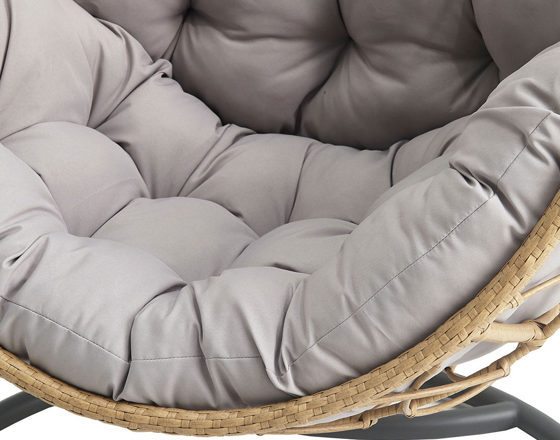 Fauteuil suspendu 1 place résine tressée beige et coussins gris Copacabana