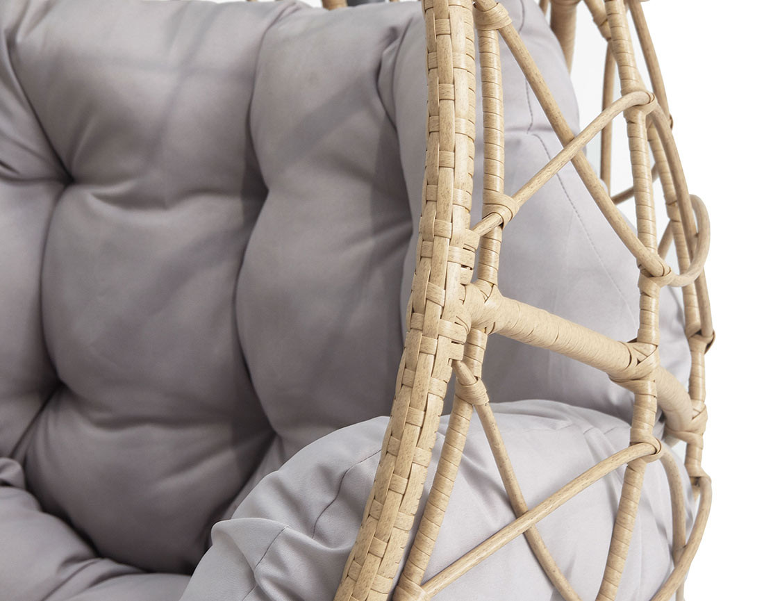 Fauteuil suspendu 1 place résine tressée beige et coussins gris Copacabana