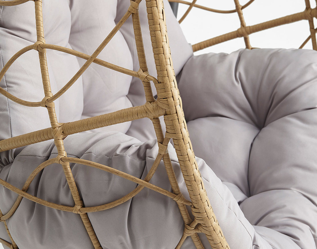 Fauteuil suspendu 1 place résine tressée beige et coussins gris Copacabana
