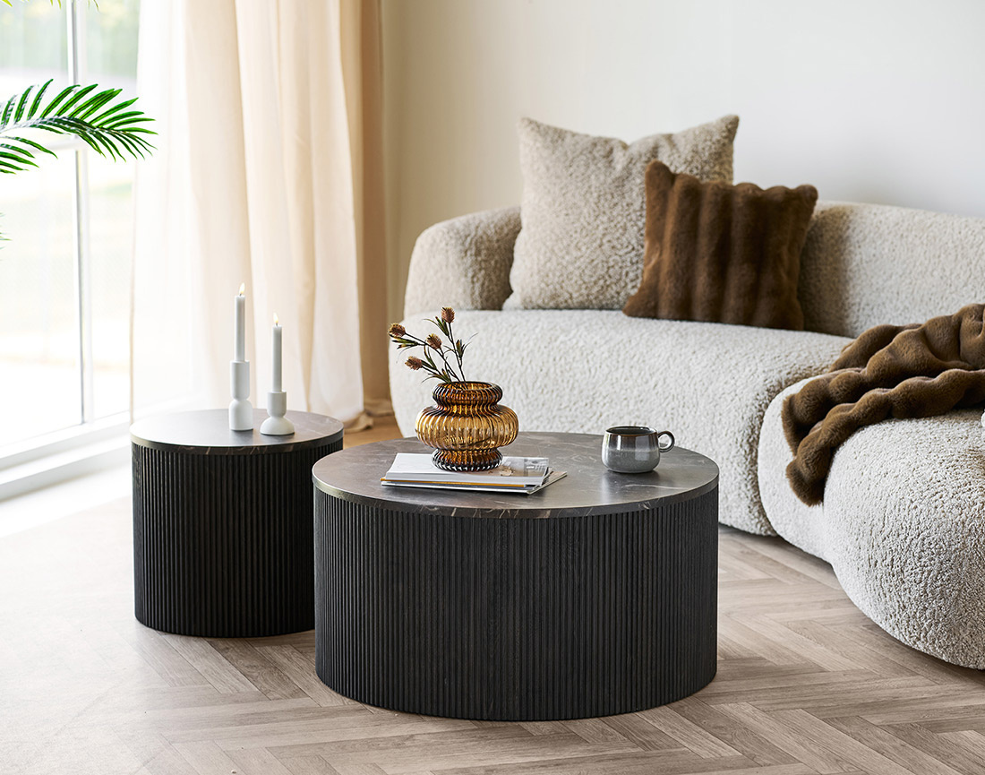 Table basse plateau effet marbre et pieds en tasseaux de bois en FSC® 100% 80 cm Finn