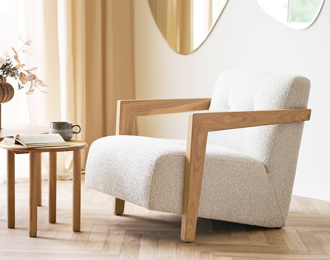 Fauteuil en tissu texturé accoudoirs en chêne massif FSC® 100% Lola