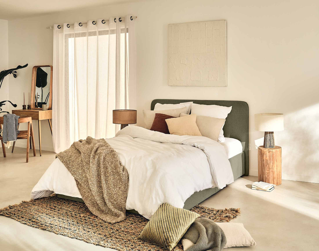 Lit coffre 140x190 cm avec sommier inclus en tissu Goyave