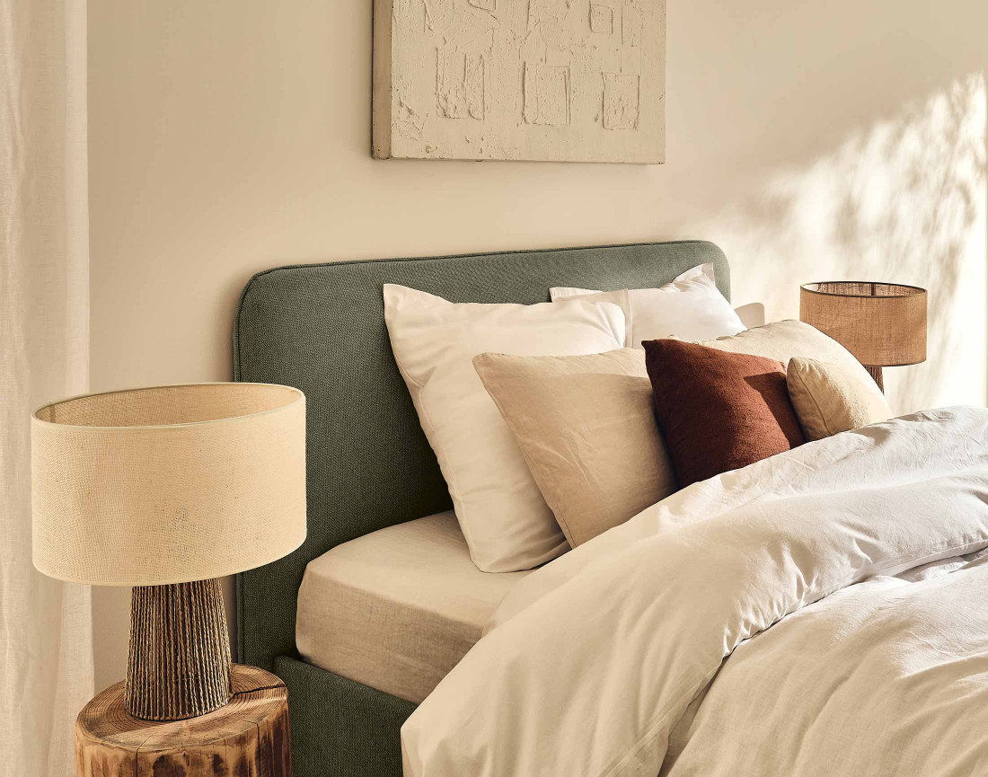 Lit coffre 140x190 cm avec sommier inclus en tissu Goyave