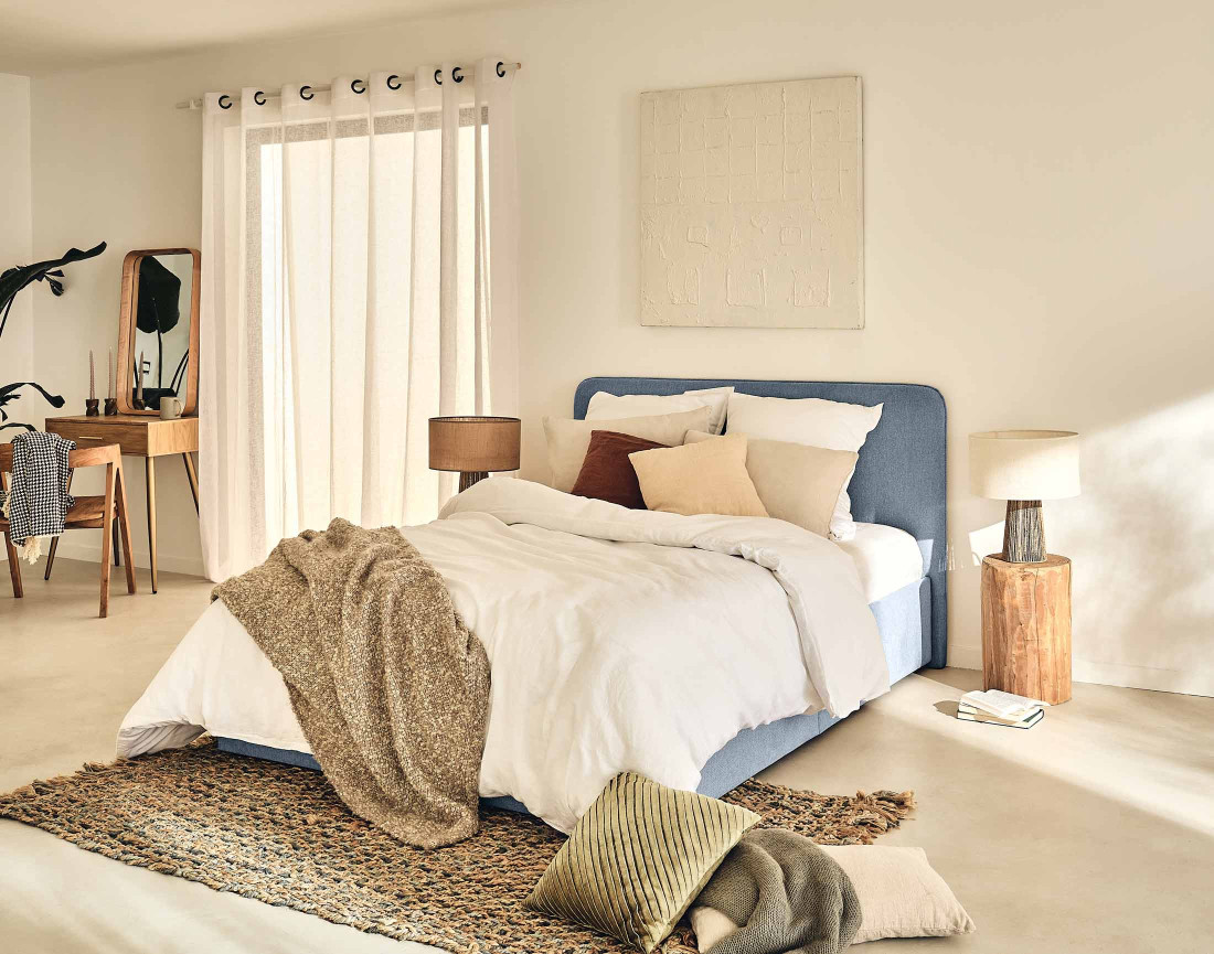 Lit coffre 140x190 cm avec sommier inclus en tissu Goyave