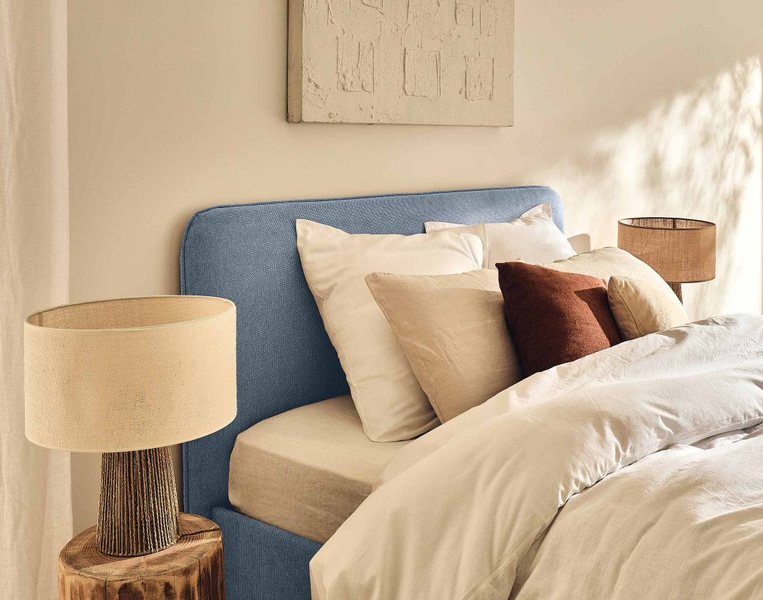 Lit coffre 140x190 cm avec sommier inclus en tissu Goyave