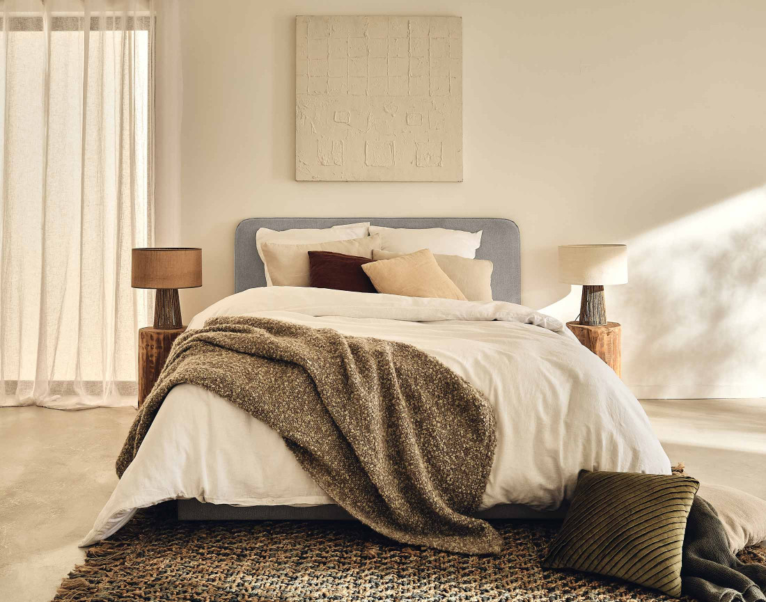 Lit coffre 140x190 cm avec sommier inclus en tissu Goyave