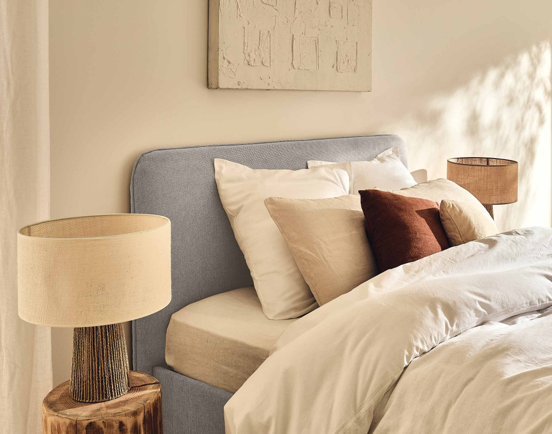 Lit coffre 140x190 cm avec sommier inclus en tissu Goyave