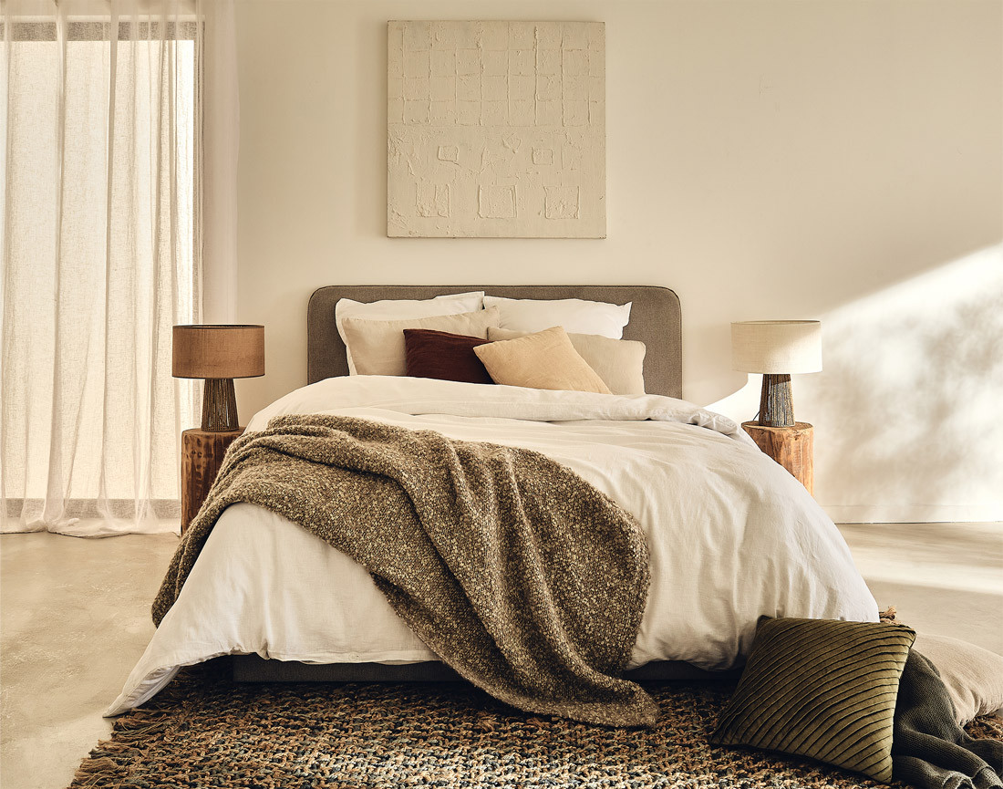 Lit coffre 140x190 cm avec sommier inclus en tissu Goyave