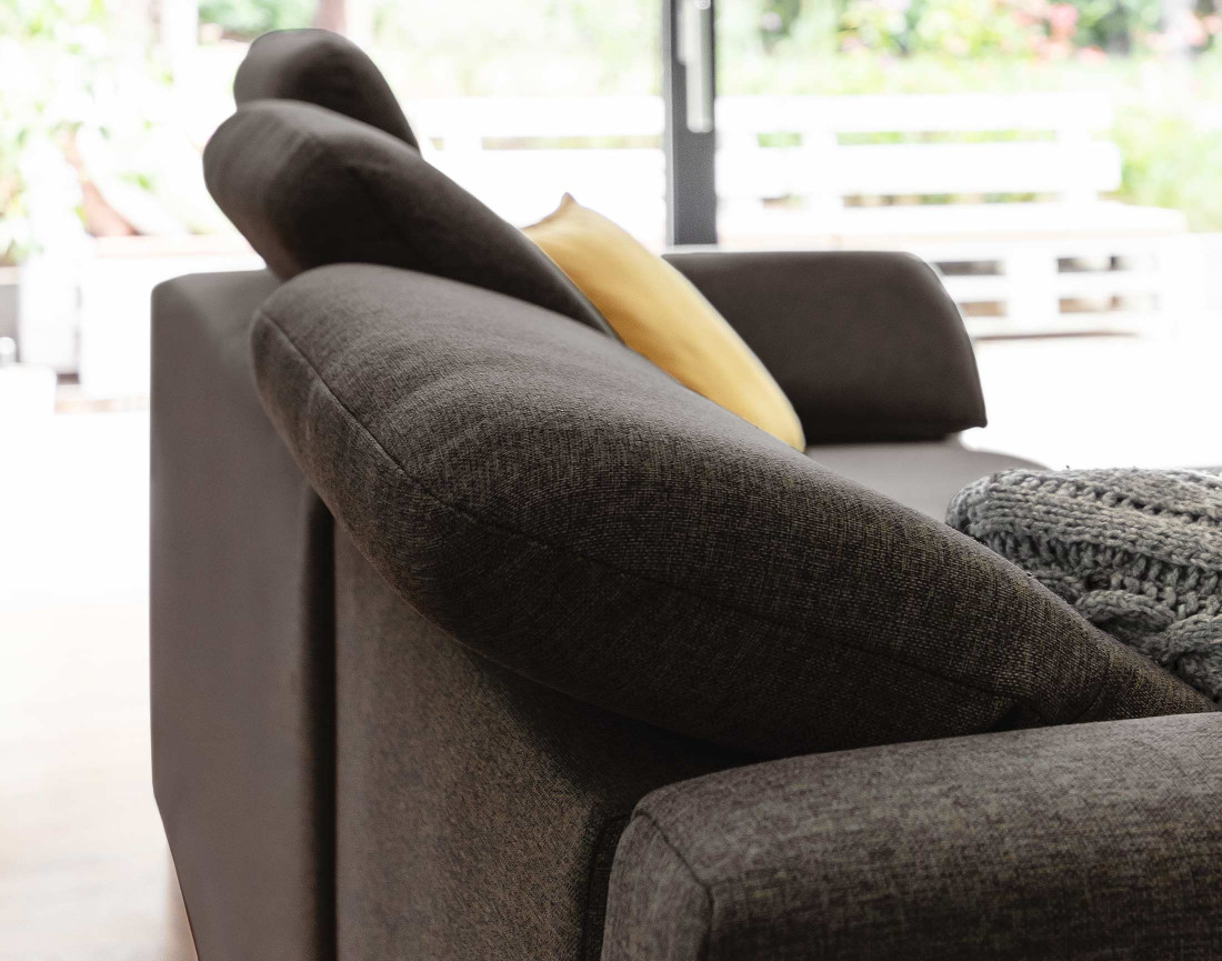 Canapé d'angle gauche 5 places convertible avec coffre et têtières en tissu Clever