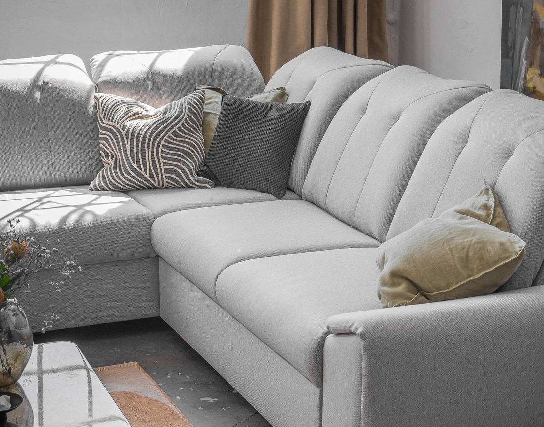 Canapé d'angle gauche 5 places convertible avec coffre et têtières en tissu Paul