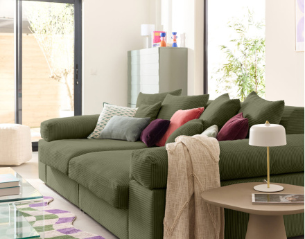 Canapé 4 places avec une assise profonde en velours côtelé