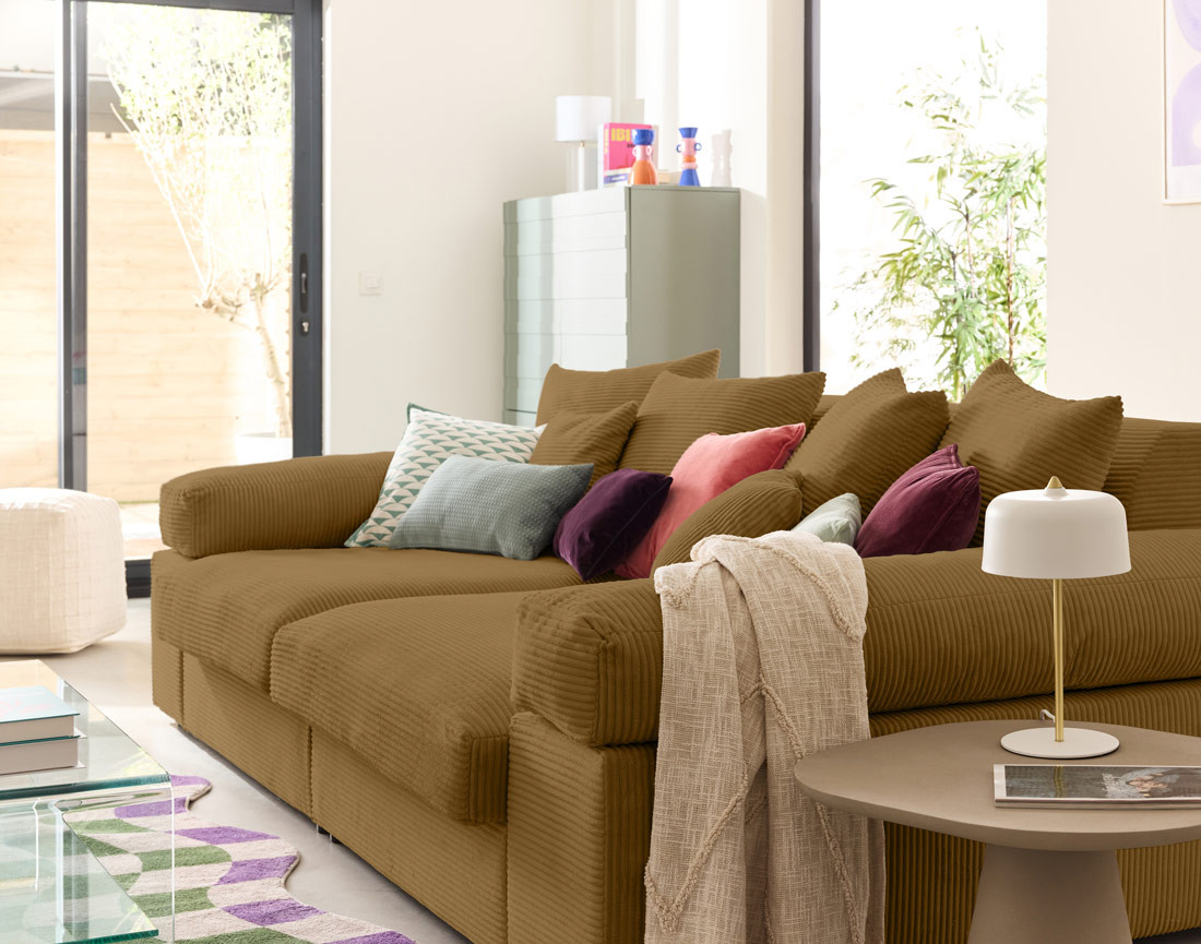 Canapé 4 places avec une assise profonde en velours côtelé