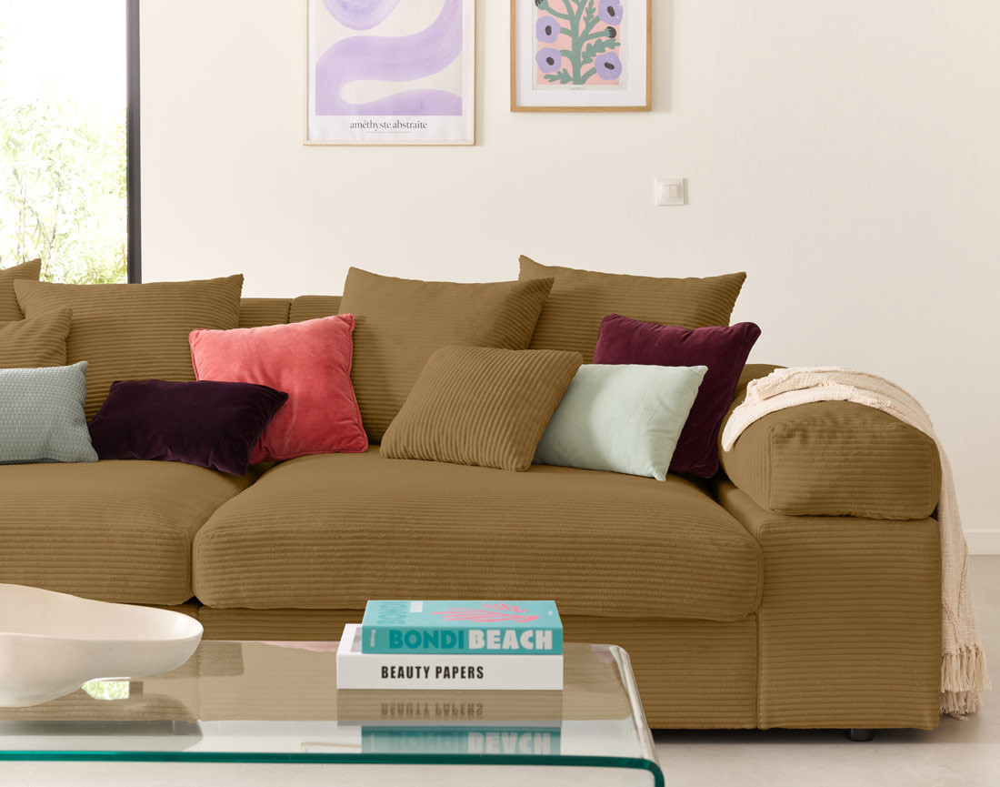 Canapé 4 places avec une assise profonde en velours côtelé