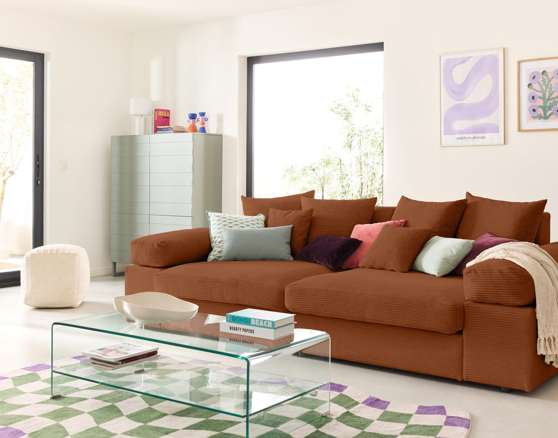 Canapé 4 places avec une assise profonde en velours côtelé