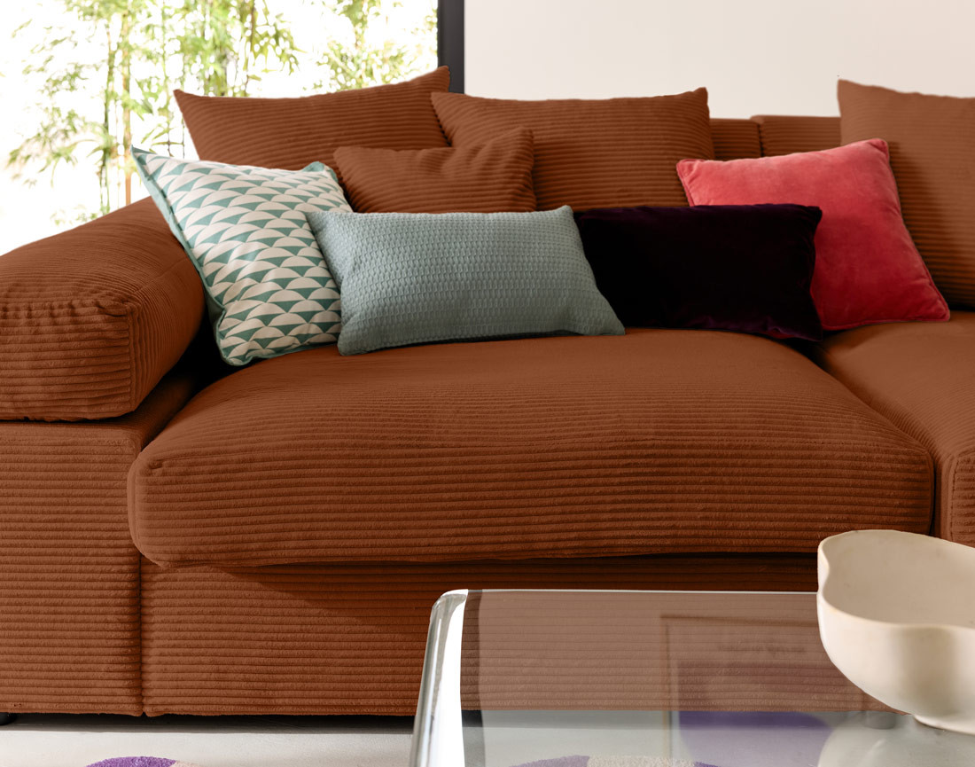 Canapé 4 places avec une assise profonde en velours côtelé