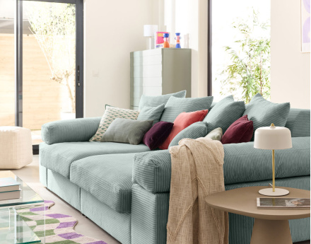 Canapé 4 places avec une assise profonde en velours côtelé