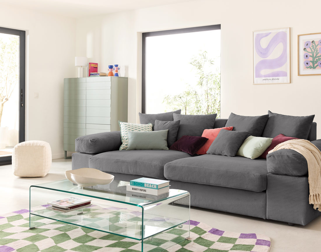 Canapé 4 places avec une assise profonde en velours côtelé