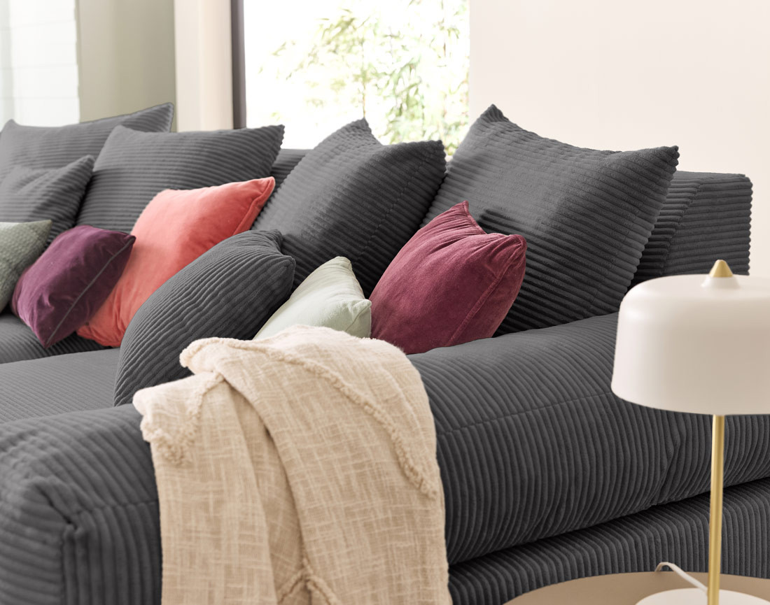 Canapé 4 places avec une assise profonde en velours côtelé