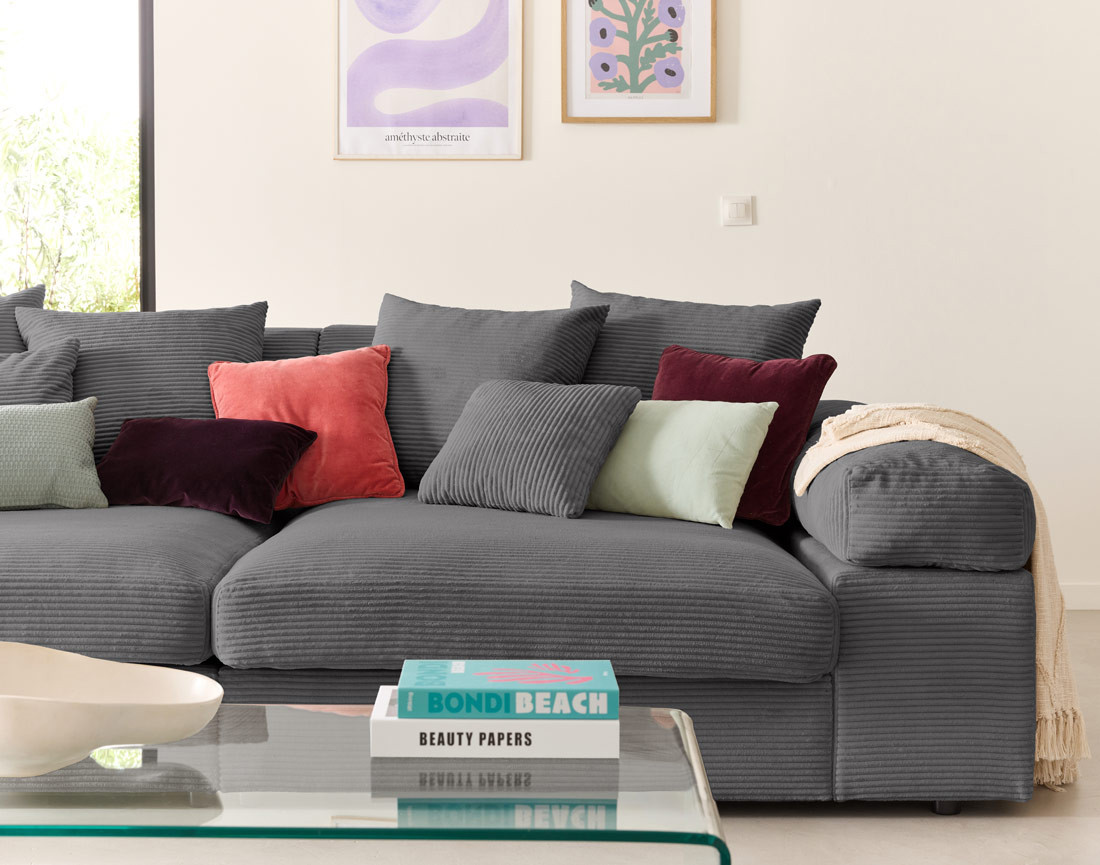 Canapé 4 places avec une assise profonde en velours côtelé