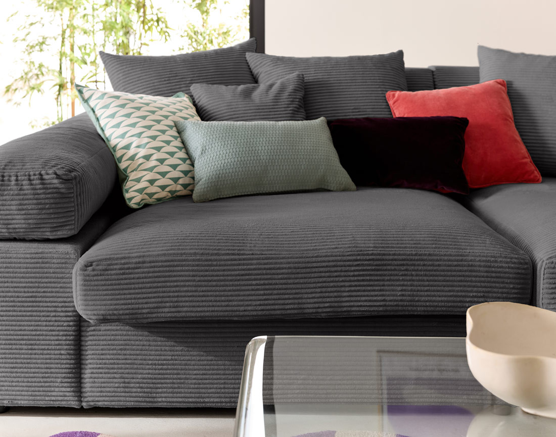 Canapé 4 places avec une assise profonde en velours côtelé