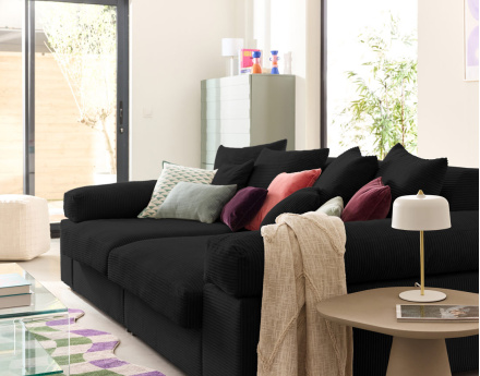 Canapé 4 places avec une assise profonde en velours côtelé