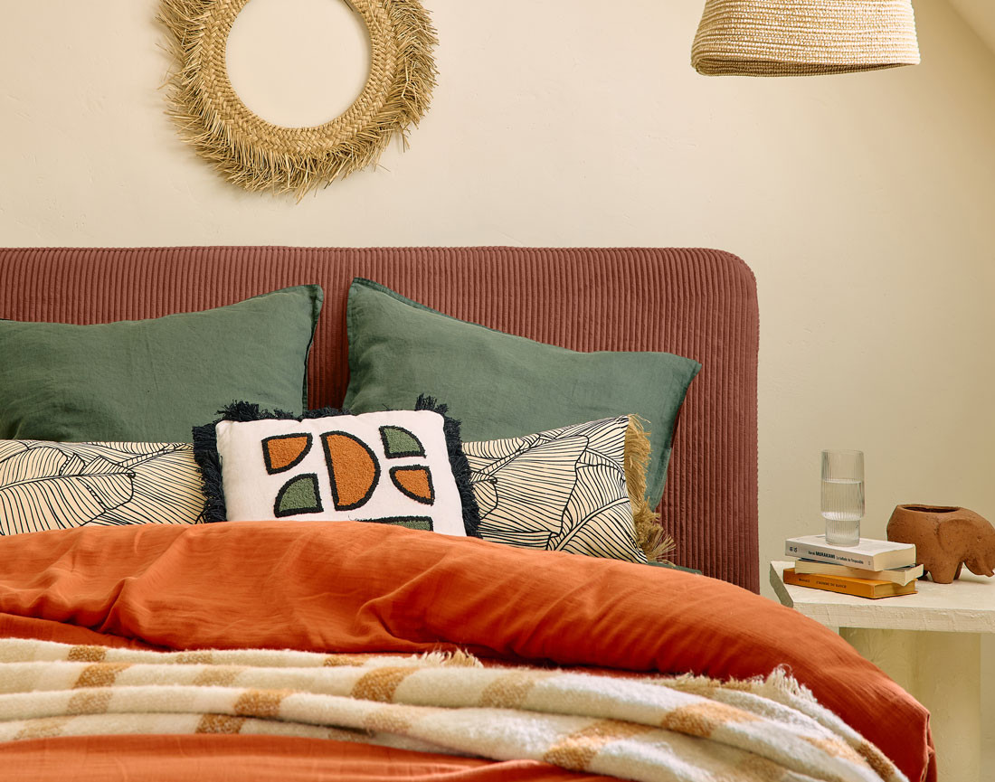 Lit coffre 140x190 cm en velours côtelé avec sommier inclus Goyave