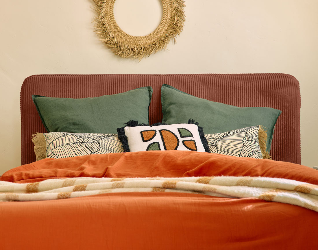 Lit coffre 140x190 cm en velours côtelé avec sommier inclus Goyave