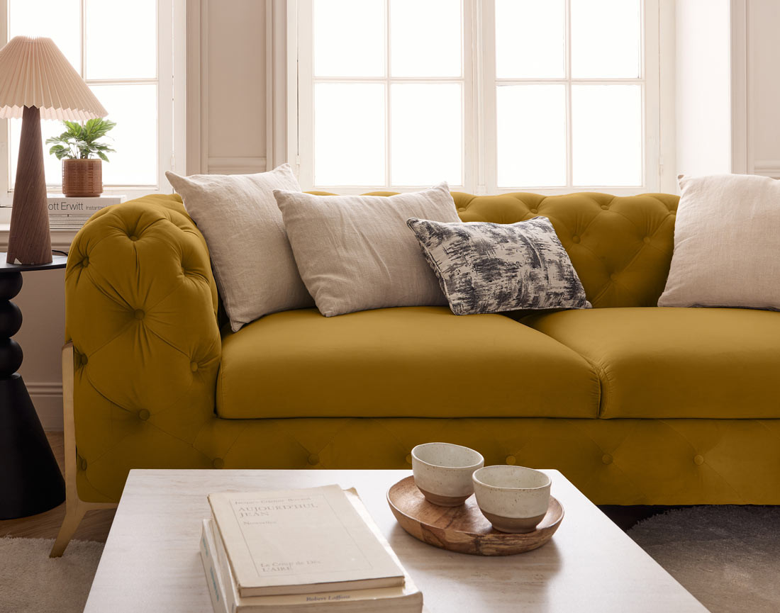 Canapé 3 places chesterfield en velours pieds en métal doré Camden