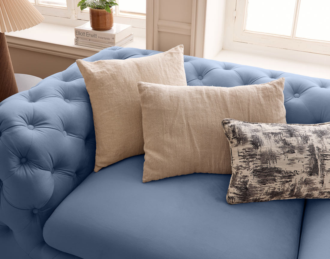 Canapé 3 places chesterfield en velours pieds en métal doré Camden