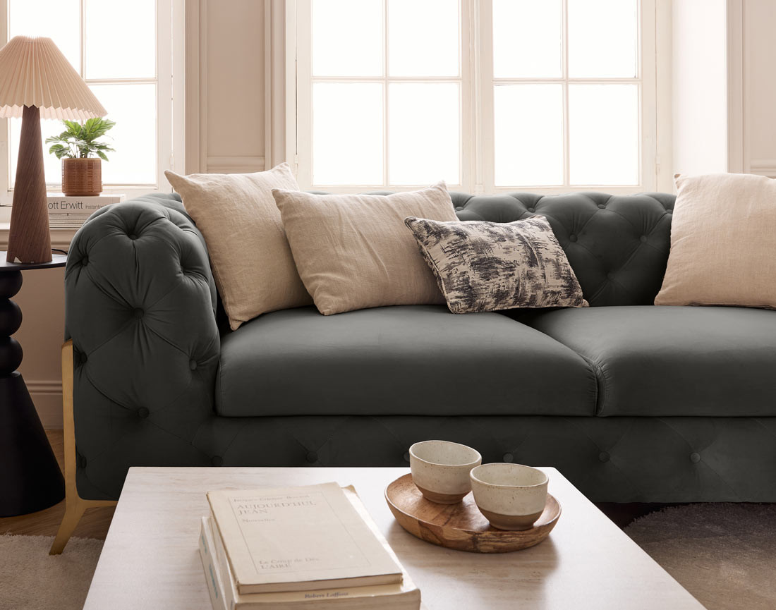 Canapé 3 places chesterfield en velours pieds en métal doré Camden