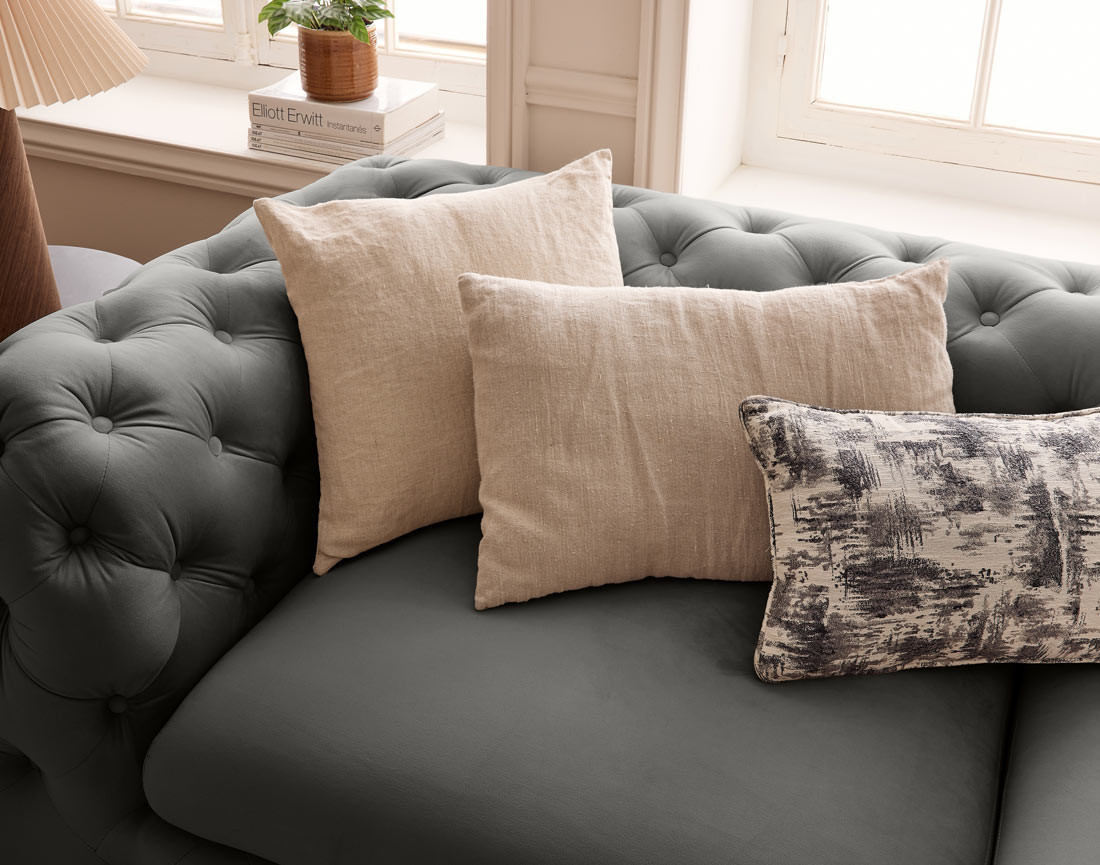 Canapé 3 places chesterfield en velours pieds en métal doré Camden