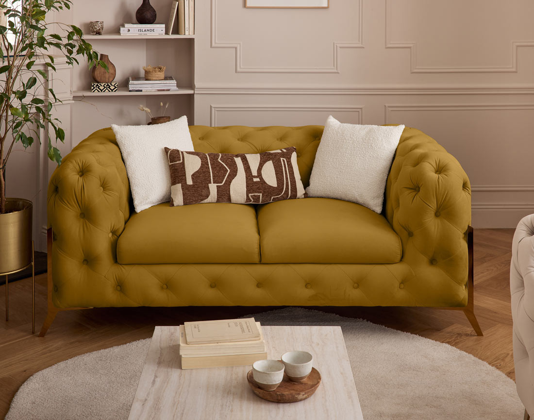 Canapé 2 places chesterfield en velours pieds en métal doré Camden