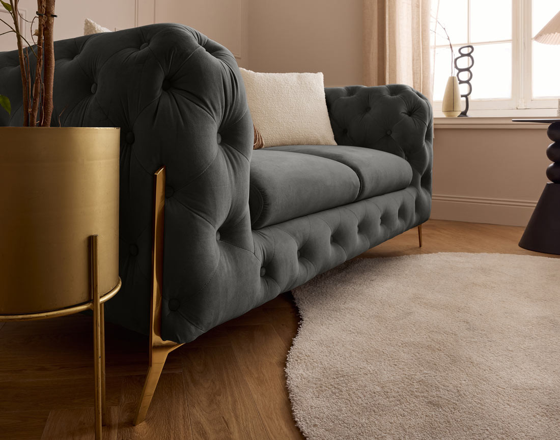 Canapé 2 places chesterfield en velours pieds en métal doré Camden