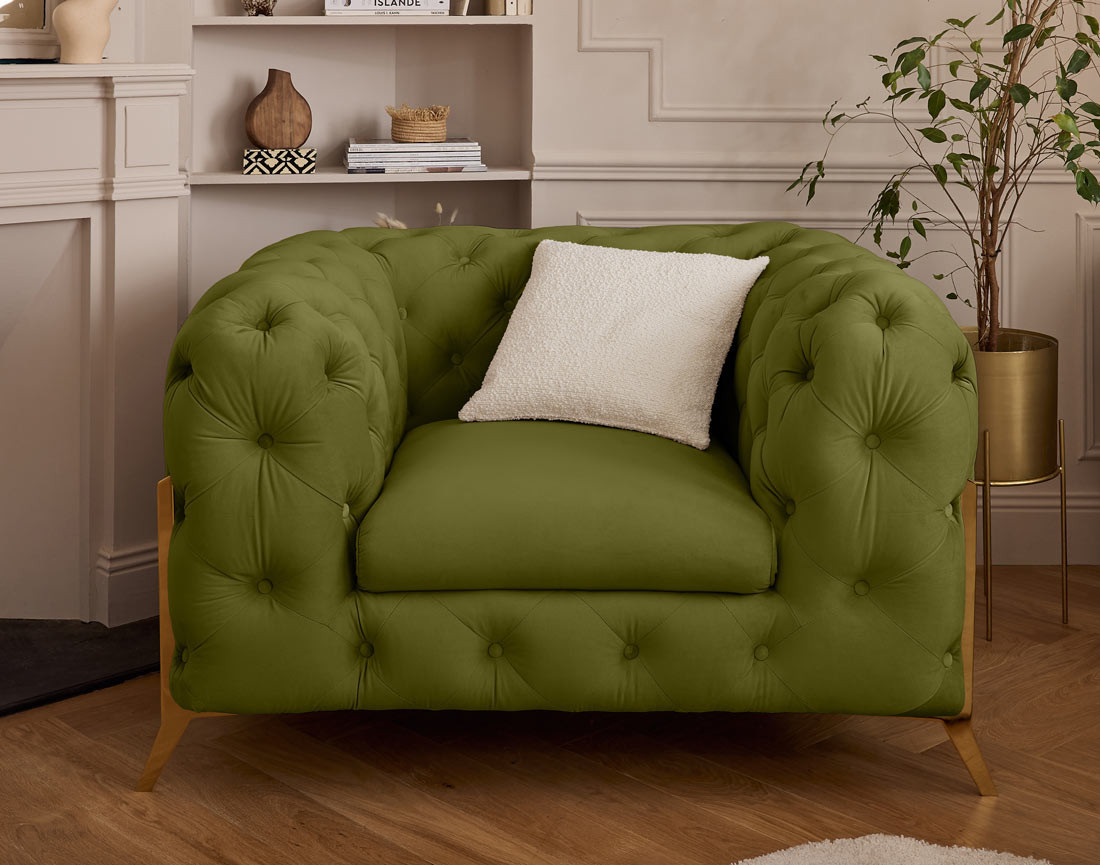 Fauteuil chesterfield en velours pieds en métal doré Camden