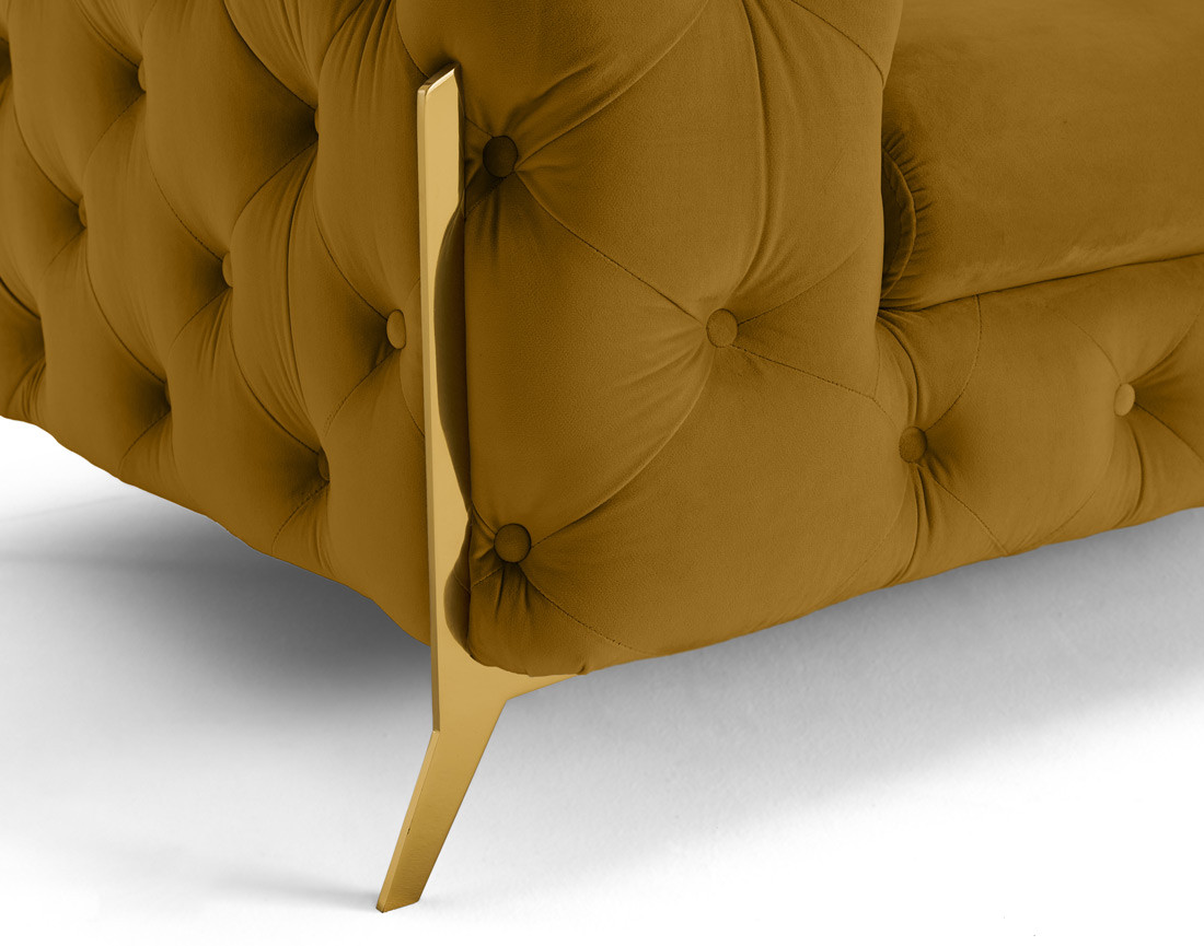 Fauteuil chesterfield en velours pieds en métal doré Camden