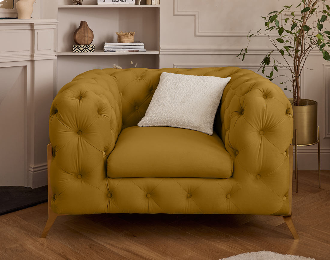Fauteuil chesterfield en velours pieds en métal doré Camden