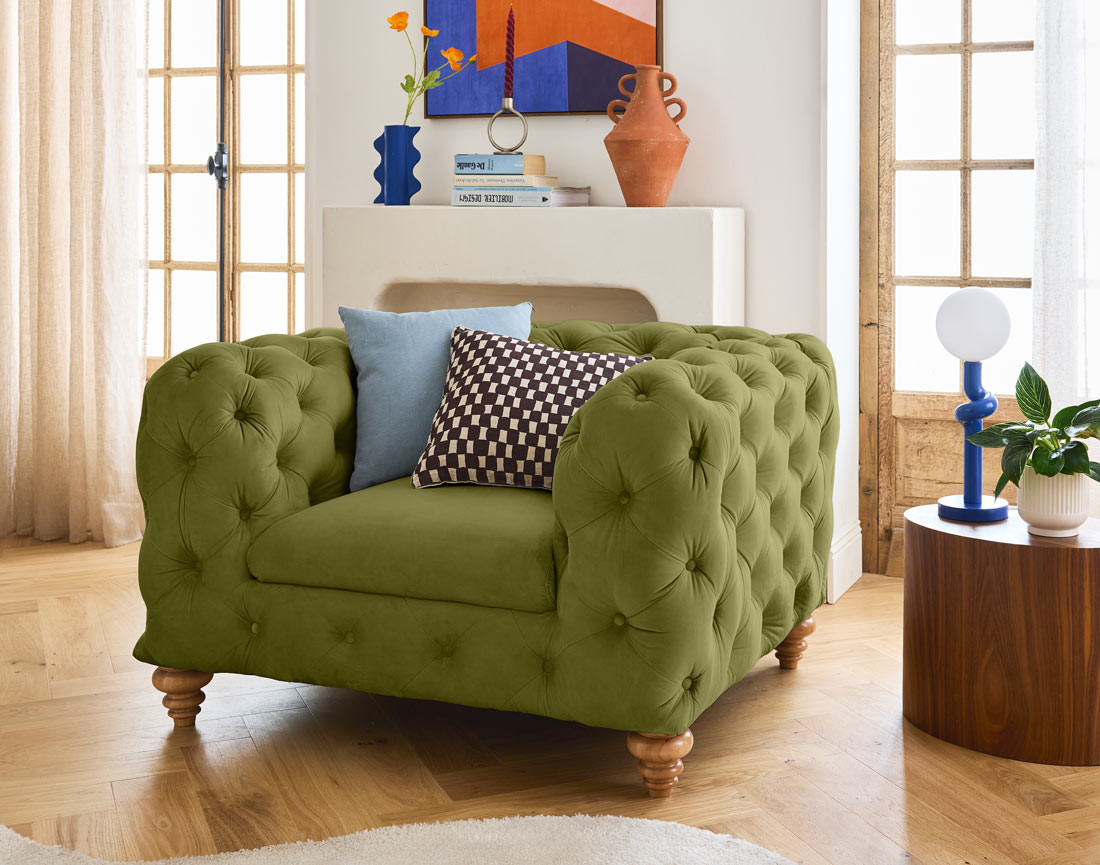 Fauteuil chesterfield en velours pieds bois Walter