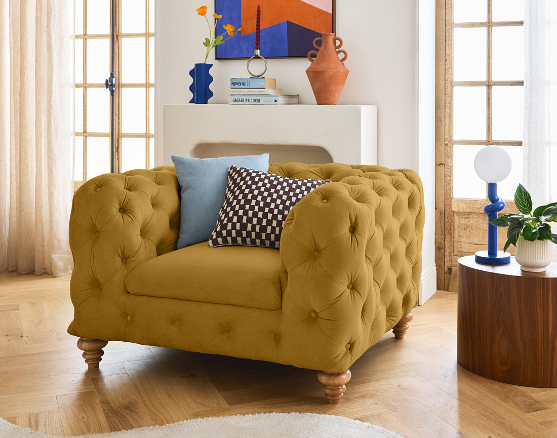 Fauteuil chesterfield en velours pieds bois Walter