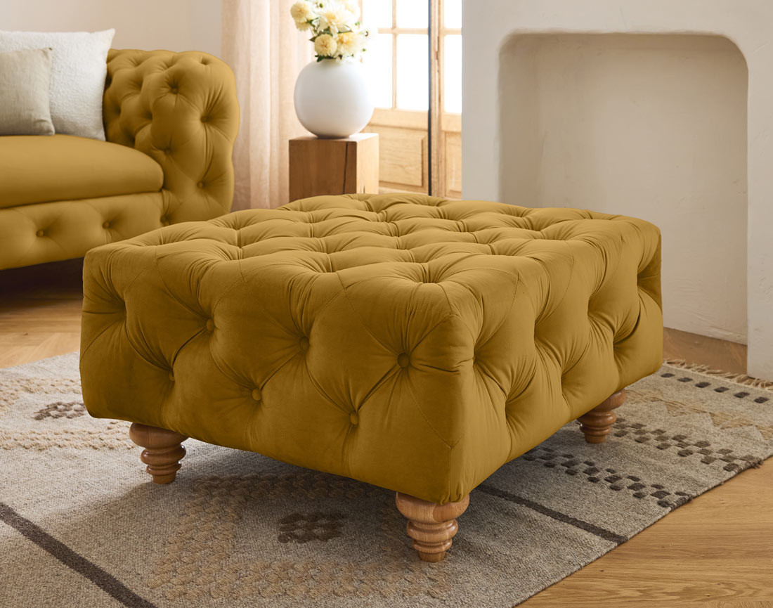 Pouf chesterfield en velours pieds bois Walter