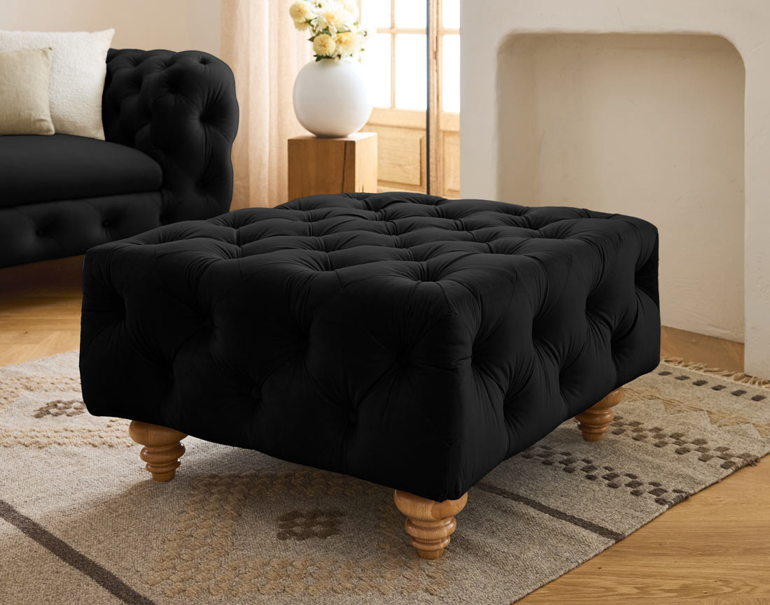 Pouf chesterfield en velours pieds bois Walter