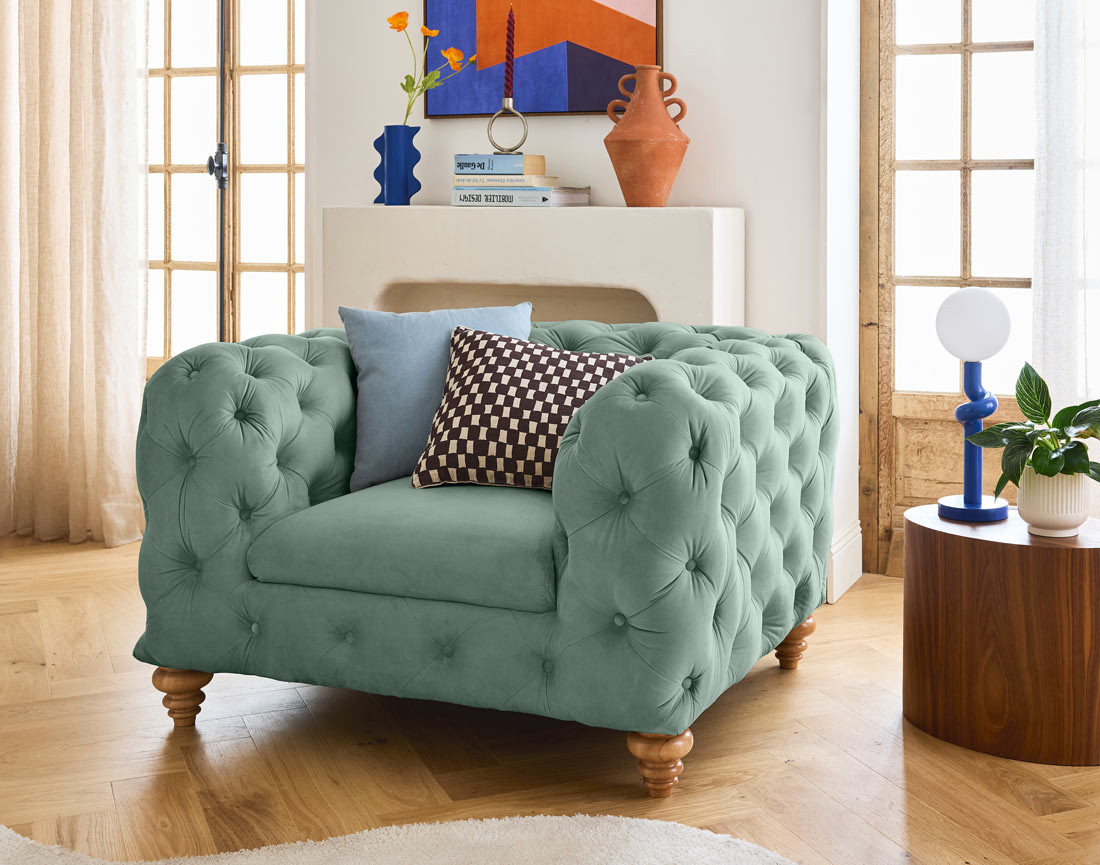 Fauteuil chesterfield en velours pieds bois Walter