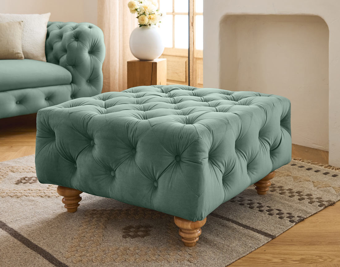 Pouf chesterfield en velours pieds bois Walter