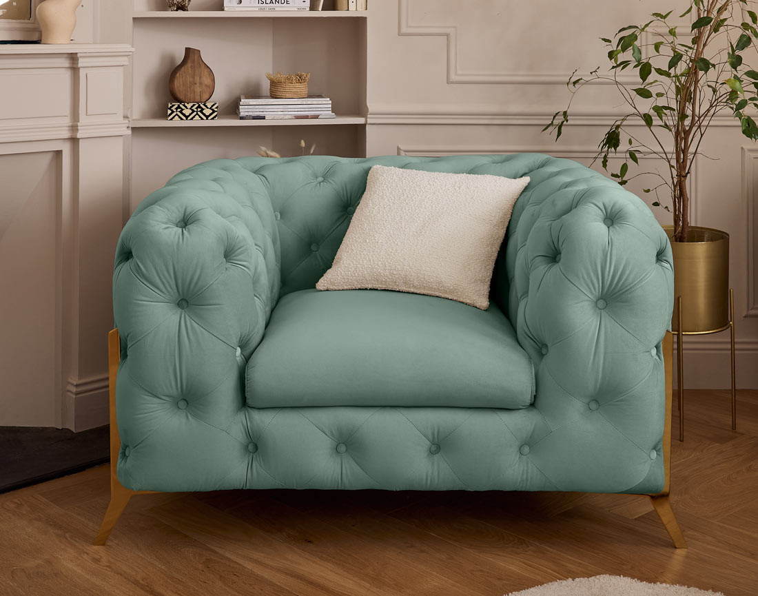 Fauteuil chesterfield en velours pieds en métal doré Camden