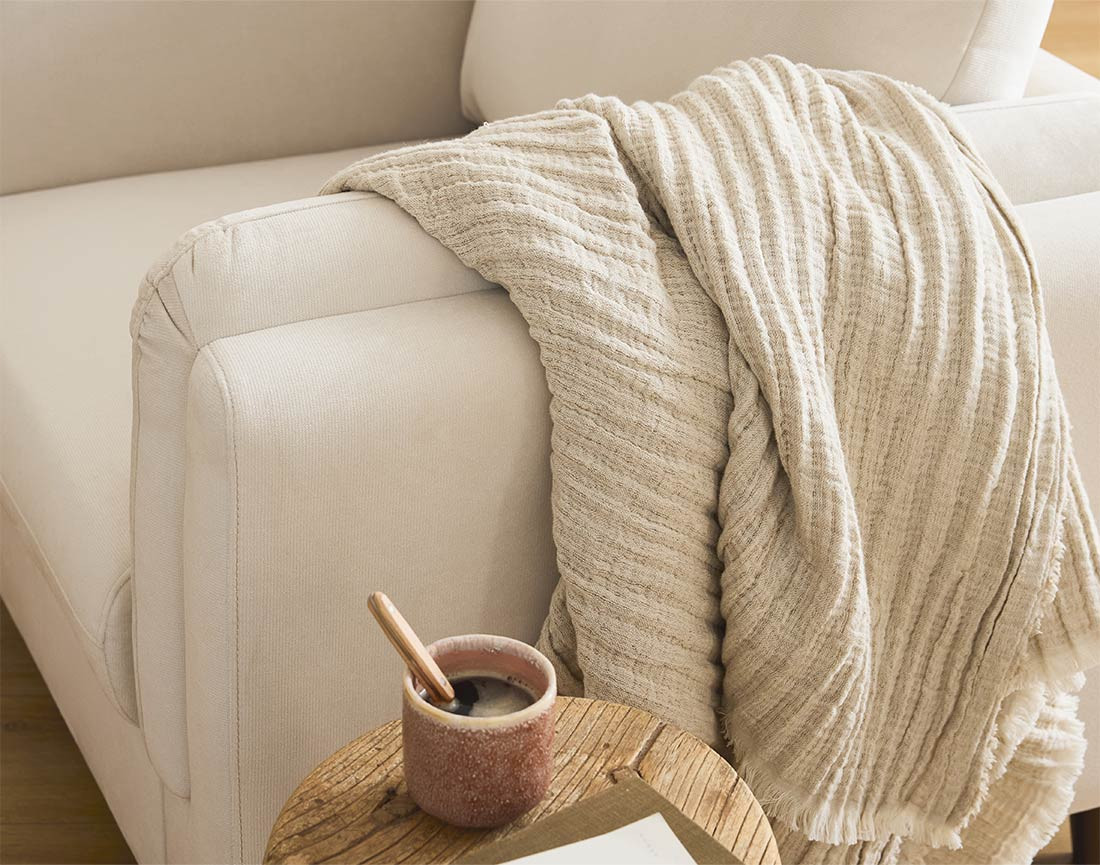 Fauteuil en velours pieds en bois Brooke