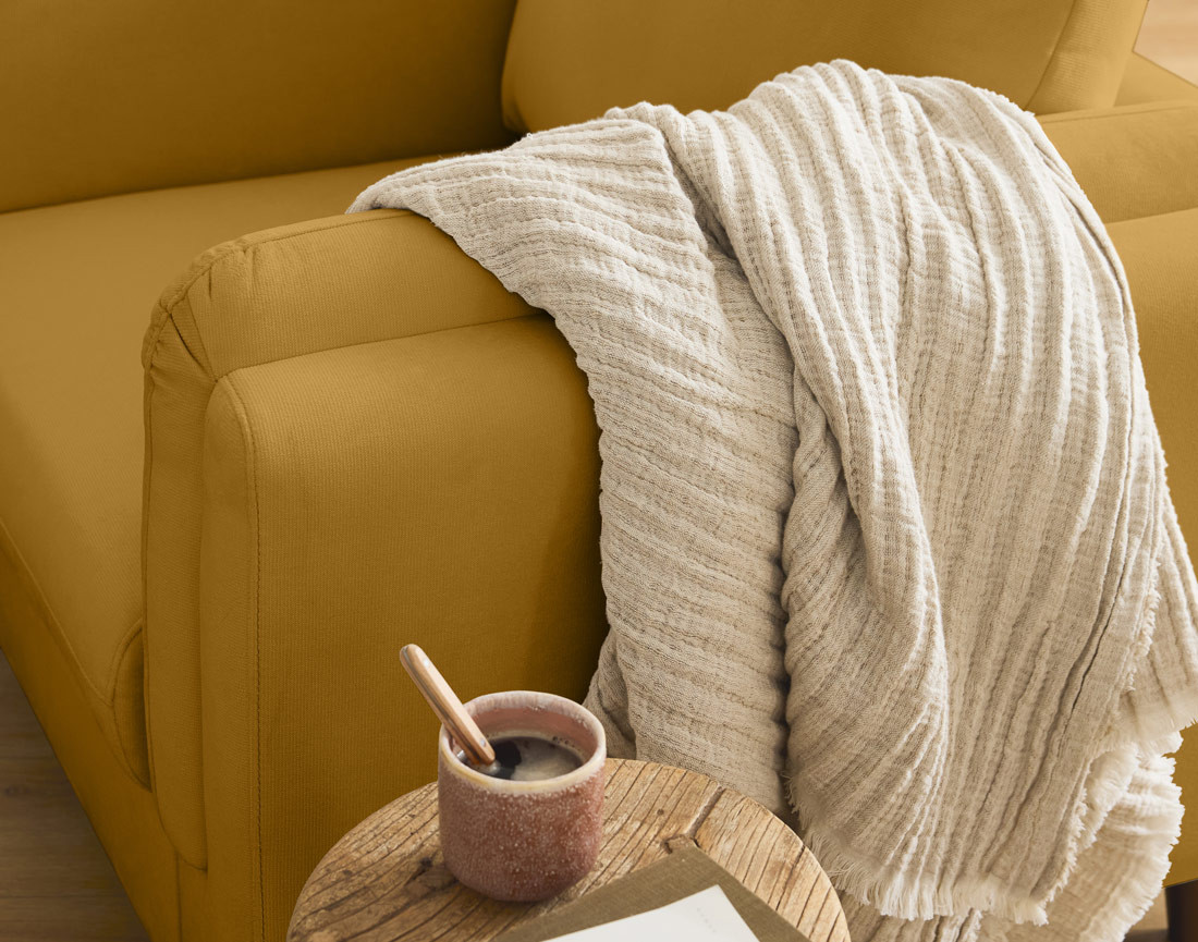 Fauteuil en velours pieds en bois Brooke