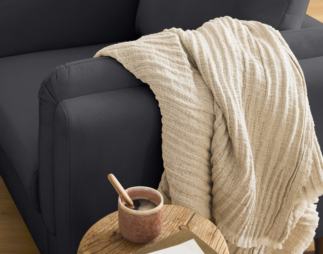 Fauteuil en velours pieds en bois Brooke