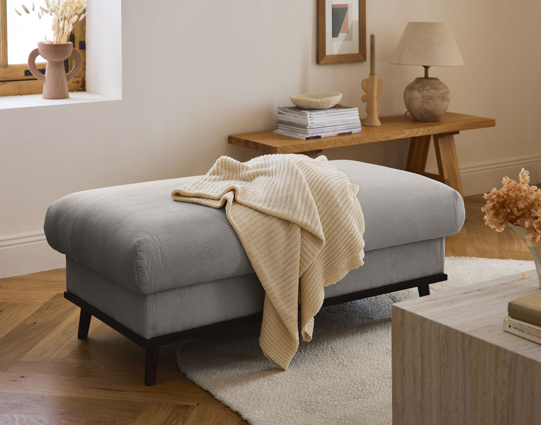 Pouf en velours côtelé pieds bois foncé - Albane