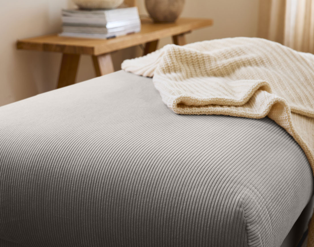 Pouf en velours côtelé pieds bois foncé - Albane