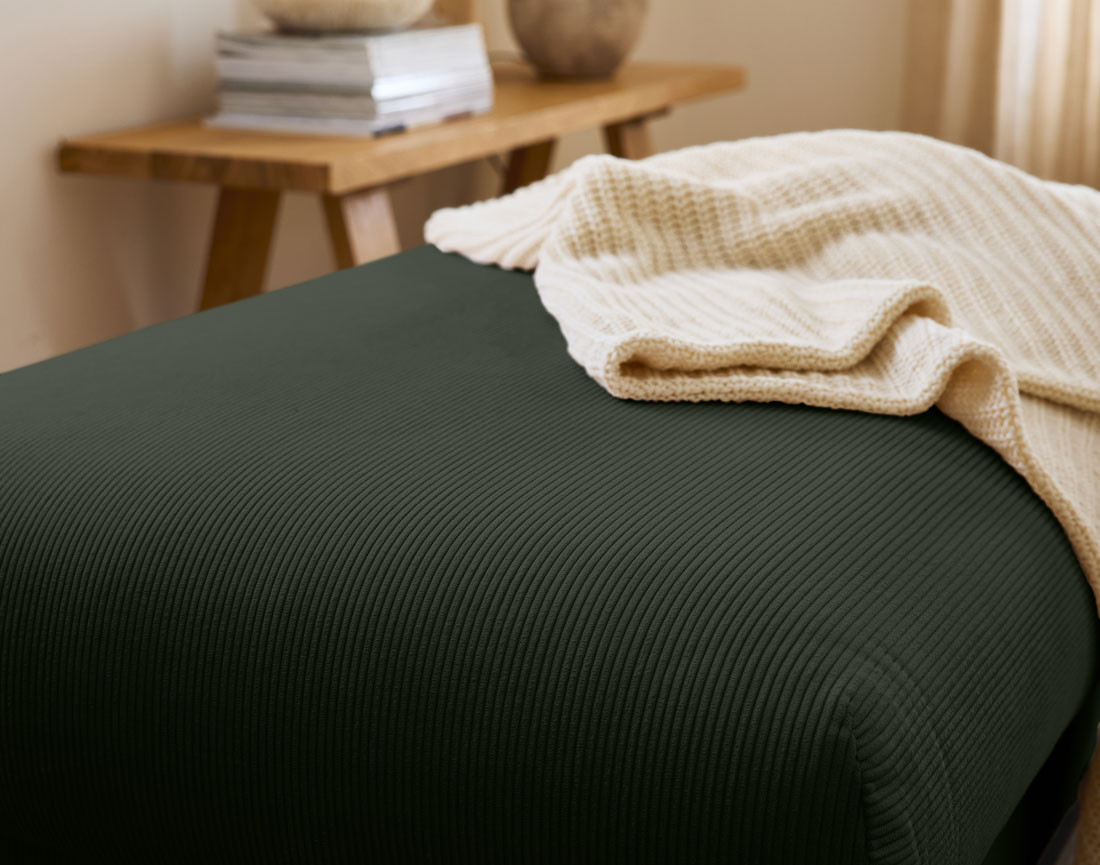 Pouf en velours côtelé pieds bois foncé - Albane